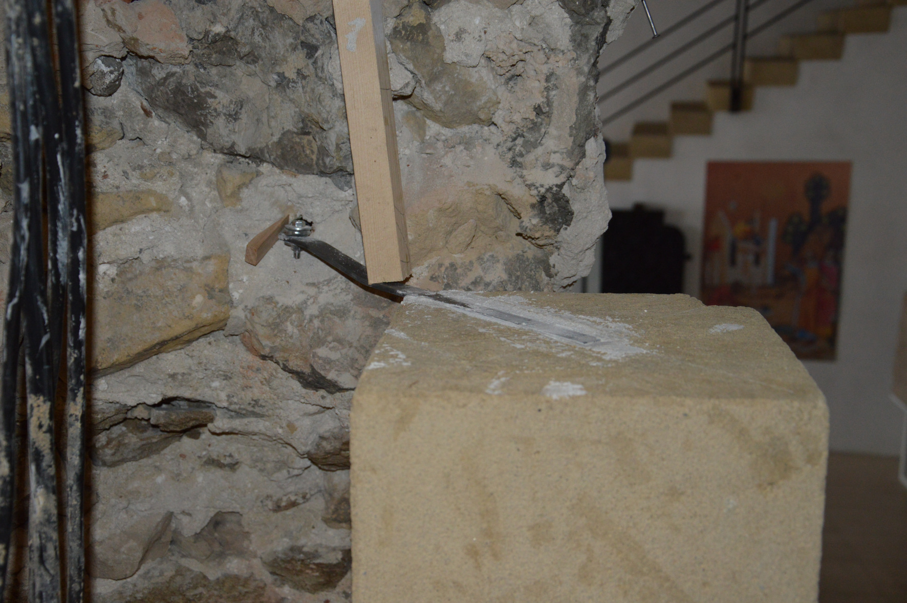 Kotvenie stojok portálu do muriva