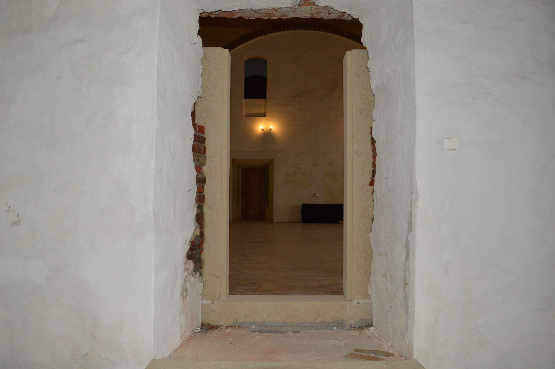 Priebežné zamurovanie stojok portálu