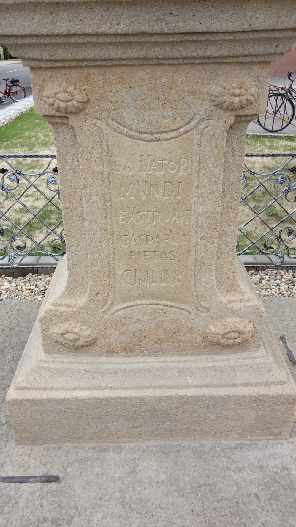 Obnovená nápisová platňa.<br><br>Nápis:<br><br>SA<strong>LV</strong>ATOR<strong>I<br>MV</strong>N<strong>DI</strong><br>E<strong>X</strong>STR<strong>VXI</strong>T<br>GASPAR<strong>V</strong>S<br>P<strong>I</strong>ETA<br><strong>CI</strong>N<strong>ILLV</strong>S<br><br>Výpočet datovania:<br>M - 1000<br>D - 500<br>C - 100<br> 3 x L - 150<br>2 x X - 20<br>5 x V - 25<br>6 x I - 6<br>Súčet: <strong>1801</strong>