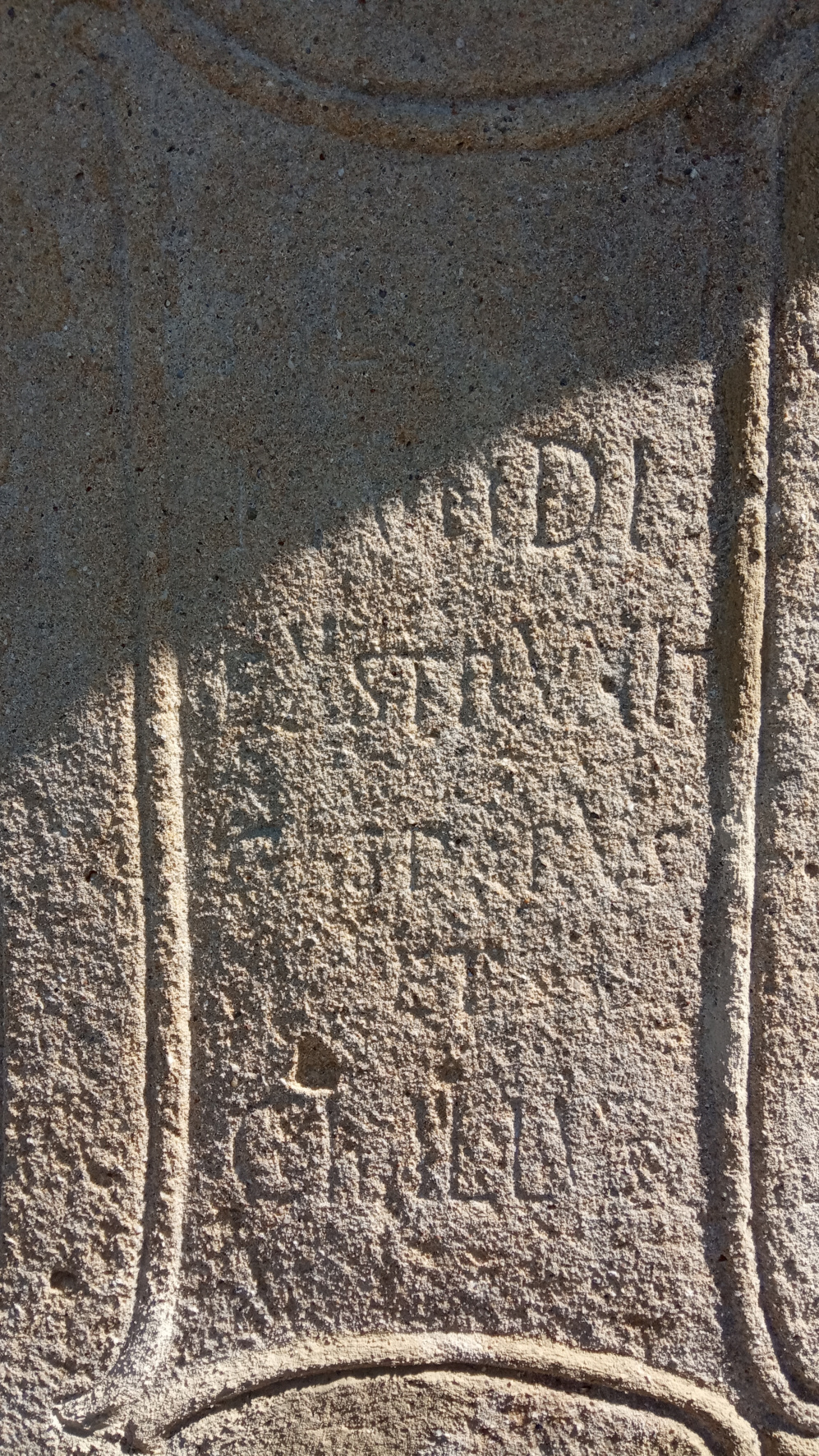 Nápisová platňa pred obnovou