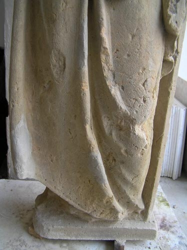 Detail spodnej časti sochy, stav počas tmelenia