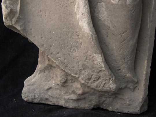 Detail spodnej časti sochy, stav pred reštaurovaním