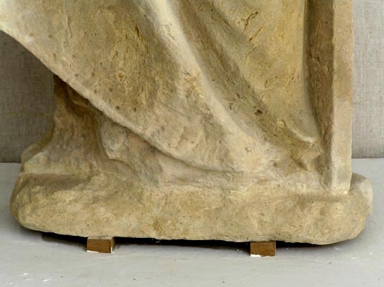 Detail spodnej časti sochy, stav po reštaurovaní