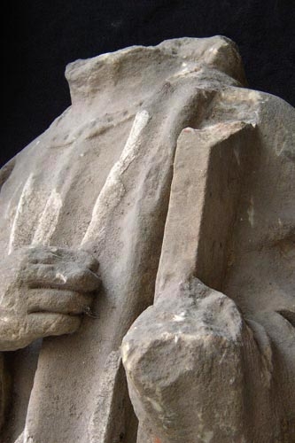 Reštaurovanie  kamennej sochy neznámeho svätca, 2004, stav pred reštaurovaním