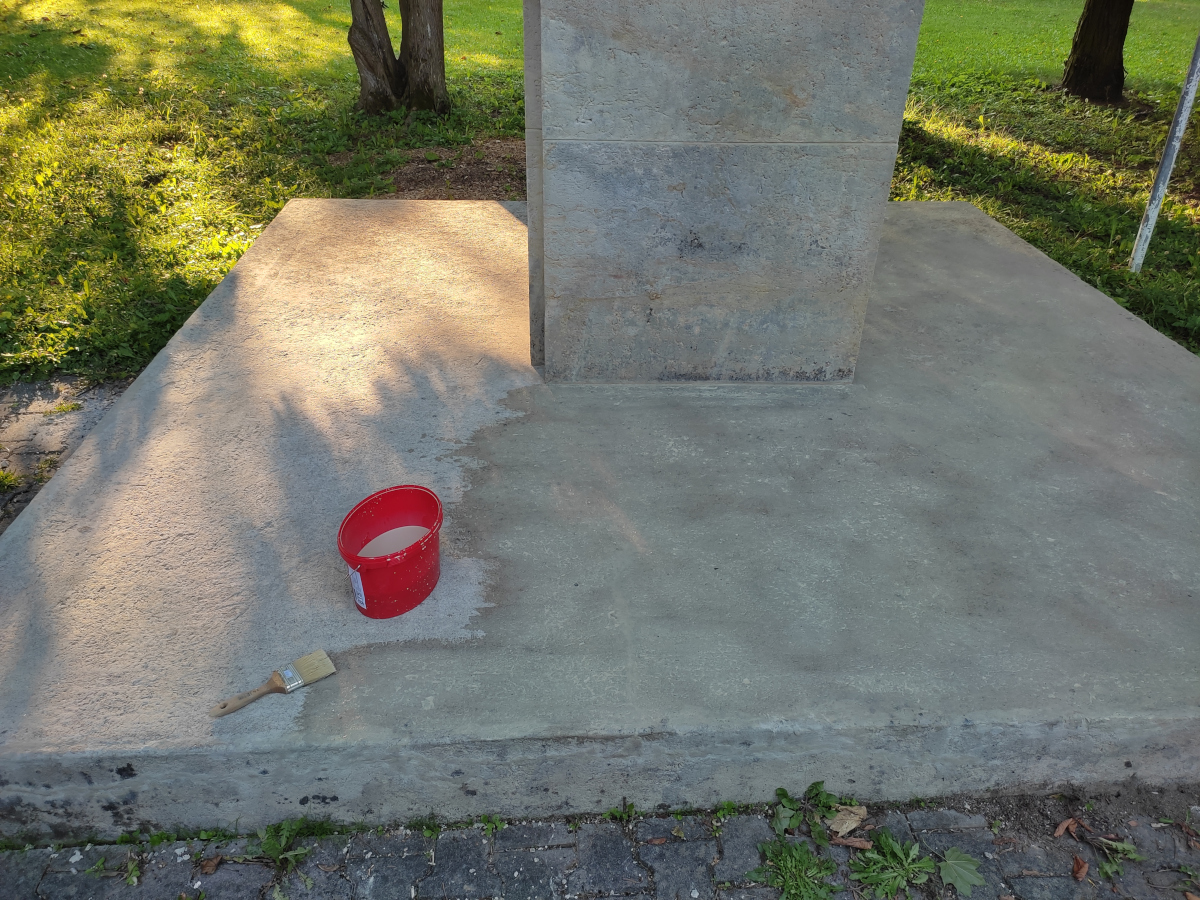 Aplikácia lazúrneho náteru na pódium