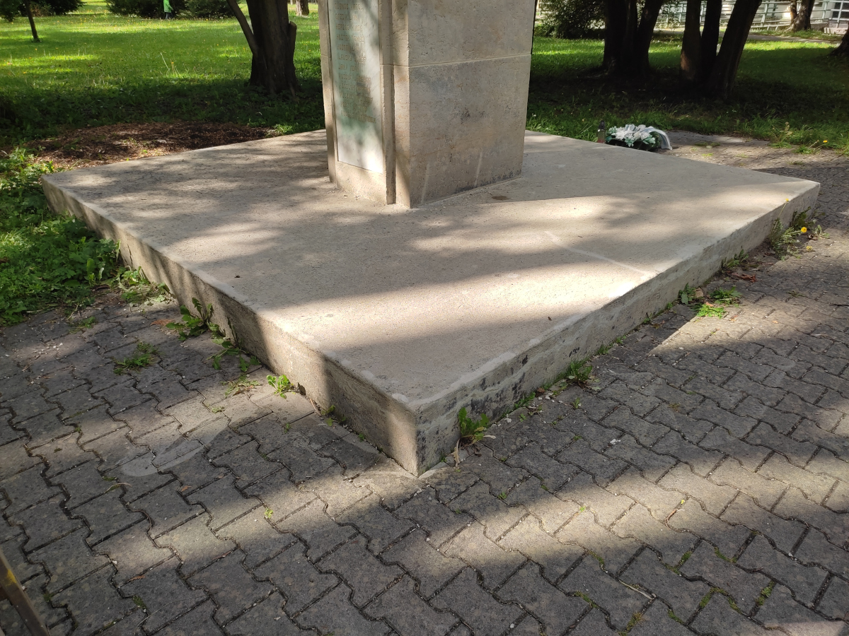 Tmelenie trhlín na pódiu