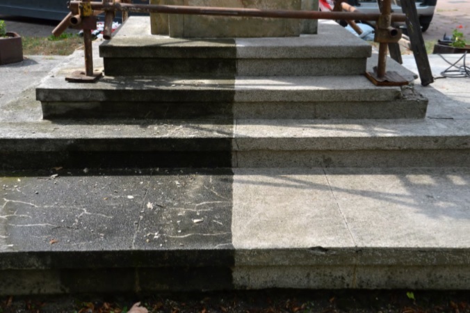 Polovičné očistenie terrazzových schodov