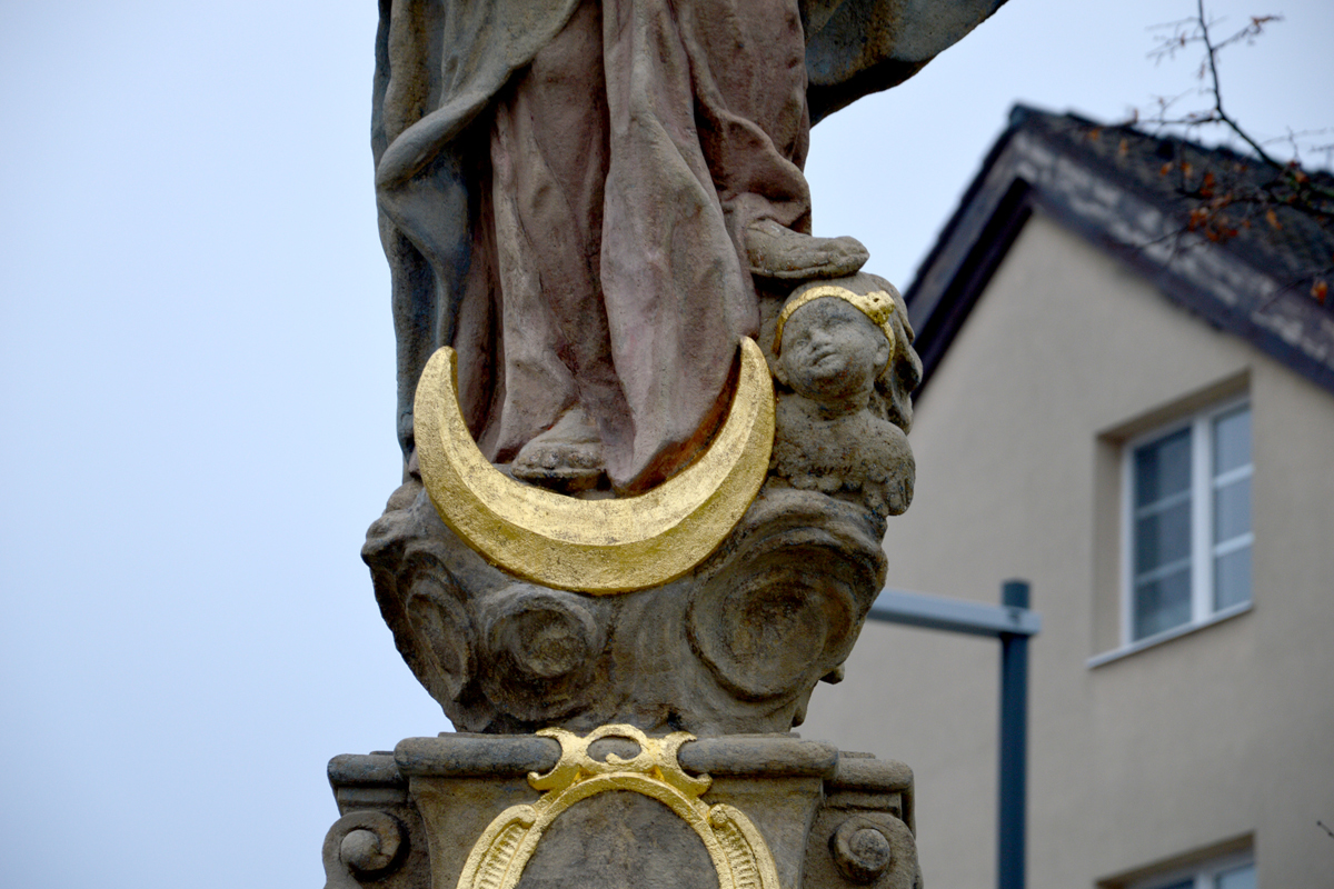 Stav po reštaurovaní, detail mesiaca s oblakmi