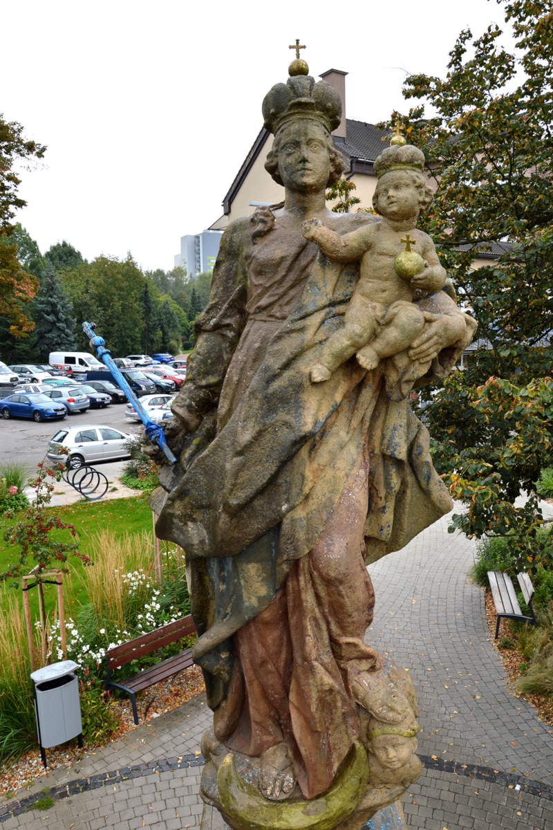 Priebeh reštaurovania, polovičné očistenie, v pravej ruke je osadené nepôvodné žezlo